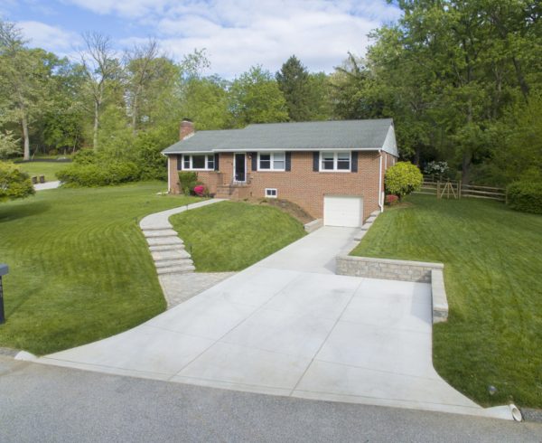 suburban house with concrete driveway | concrete driveway contractor in Parkville | F&M Contractors